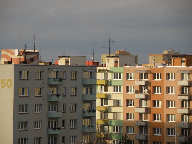 Panelové domy s anténami na streche
